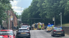 Φωτογραφίες: Λεωφορείο έπεσε σε γέφυρα στο Μάντσεστερ, 15 τραυματίες