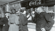 Η μυστική συνταγή της Coca-Cola φυλάσσεται σε θησαυροφυλάκιο και την ξέρουν μόνο δύο - Δεν την άλλαξε ούτε ο Τραμπ