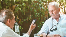 Καστανιώτης στον Δανίκα: «Οι γυναίκες και οι νέοι κρατάνε το βιβλίο»