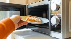 Πόσο ασφαλής είναι τελικά ο φούρνος μικροκυμάτων; Η αλήθεια πίσω από τις φήμες για την ακτινοβολία