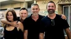 Aντιδράσεις με τη χαμογελαστή φωτογραφία των πρωταγωνιστών του «Παρά Πέντε» μετά την κηδεία του Μιχελή - Η απάντηση του Αγγέλου