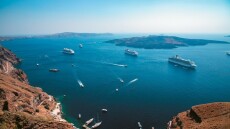 Ακτοπλοΐα: Πτώση της επιβατικής κίνησης στα ελληνικά νησιά – Μείωση 20% για Σαντορίνη και 15% για Μύκονο