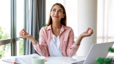 Στρες: Πώς να το μειώσουμε σε 5 λεπτά – 6 τεχνικές που «πιάνουν» αμέσως