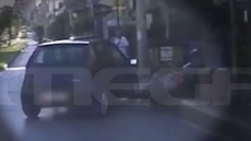 Παλαιό Φάληρο: Δείτε βίντεο από τη στιγμή που ΙΧ στρίβει πάνω σε μοτοσικλετιστή
