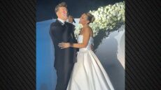 Ο Χρήστος Χολίδης τραγούδησε στη σύζυγό του στη δεξίωση του γάμου τους - Δείτε το βίντεο