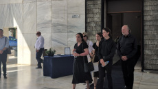 Συγγενείς και φίλοι αποχαιρέτησαν τη Λένα Παππά στο Α' νεκροταφείο