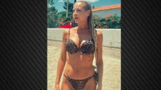 Η Φαίη Ξυλά ποζάρει με λεοπάρ μπικίνι στην παραλία
