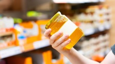 Πώς ξεχωρίζουμε το αυθεντικό ελληνικό μέλι από το νοθευμένο;