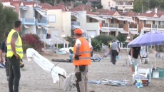 Χαλκιδική: Ομπρέλες, ξαπλώστρες και καθίσματα που είχαν τοποθετηθεί παράνομα στην παραλία απομάκρυνε συνεργείο του Δήμου Πολυγύρου