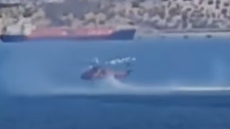 Η στιγμή της προσθαλάσσωσης του ελικοπτέρου της Πυροσβεστικής στην Ελευσίνα - Δείτε βίντεο