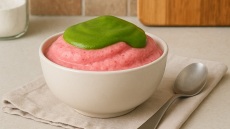 Φτιάχνουμε δροσερό frozen yogurt φράουλα με matcha