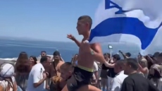 Σύρος: Ανέμιζαν σημαίες οι Ισραηλινοί όταν διαδηλωτές απέκλεισαν το λιμάνι - Δείτε βίντεο