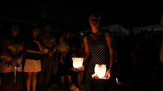 Προσκλητήριο νεκρών με κόκκινα μπαλόνια και φαναράκια στο μνημόσυνο για τους 104 νεκρούς στο Μάτι - «Αυτό που ζήσαμε δεν ήταν μια κακιά στιγμή»