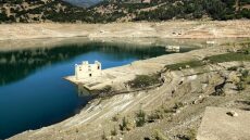 Πολύ χαμηλή στάθμη νερού στη λίμνη του Μόρνου, ξεπροβάλλουν σπίτια βυθισμένου οικισμού - Δείτε φωτογραφίες
