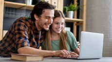 Μετά τις Πανελλήνιες, τι; Πώς να στηρίξετε τον έφηβο στις μεγάλες αποφάσεις