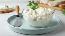 Τυροσαλάτα, τυροκαυτερή και άλλα 9 ντιπ με βάση το τυρί