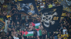 ΑΕΚ: Προσαγωγές οπαδών της Ένωσης που πλησίαζαν την OPAP Arena με σημαίες της Παλαιστίνης
