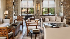 Μια σύγχρονη ματιά στη γαστρονομία: Εξερευνώντας το 1827 Lounge & Bar στην Costa Navarino