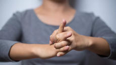 Φταίει το «κρακ» που κάνετε στα δάχτυλα για την αρθρίτιδα; Μια επιστήμονας απαντά
