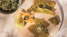 Σκισμένα αμπελόφυλλα; Δεν τα πετάμε - Φτιάχνουμε μαζί τους 4 πεντανόστιμες, no waste συνταγές