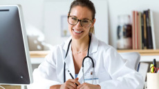 Μπαίνει τάξη στη λειτουργία των εκπαιδευτικών κέντρων για 19 ιατρικές ειδικότητες
