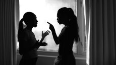 Αχαΐα: Χτύπαγε και έσερνε από τα μαλλιά την αδελφή της – «Βάρα την και άλλο», φώναζε ο σύζυγος
