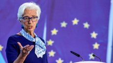 Οι ευρωπαϊκοί θεσμοί «παρακολουθούν τις πολιτικές εξελίξεις στη Γαλλία», δηλώνει η Λαγκάρντ