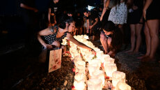 Συγκίνηση στο μνημόσυνο για τους 104 νεκρούς στο Μάτι - Συγγενείς τίμησαν τη μνήμη των θυμάτων με κόκκινα μπαλόνια και φαναράκια 