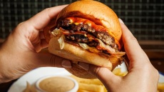 Raw Street Burger: Δοκιμάσαμε το burger με καταγωγή από τη Λάρισα