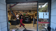 Ήθελα να ανάψω το κλιματιστικό και έκανα λάθος στον μοχλό του αυτοκινήτου, λέει η οδηγός που «εισέβαλε» σε σούπερ μάρκετ