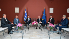 Παγωμένα χαμόγελα στο Προεδρικό μεταξύ των αρχηγών,  σε συνθήκες πολιτικού καύσωνα