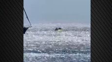 Αυτοκίνητο έπεσε στη θάλασσα στον Όρμο Υστερνίων Τήνου - Δείτε βίντεο 