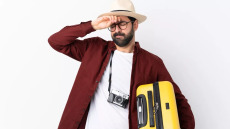 Γυρίσατε άρρωστοι από τις διακοπές; Ποια συμπτώματα πρέπει να σας ανησυχήσουν
