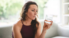 Η «σιωπηλή» επιδημία του αλκοόλ οδηγεί σε ραγδαία αύξηση θανάτων – Ποιοι κινδυνεύουν περισσότερο