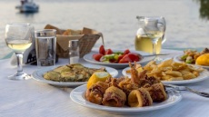 12 ταβέρνες στη Χαλκιδική για μαγειρευτά και ψητά