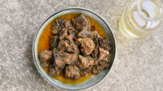 Κατσικάκι στη γάστρα με ντομάτα από το Σταφυλόμελι στην Κερατέα