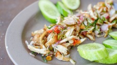 Αυτό είναι το κόλπο για ψιλοκομμένο κοτόπουλο στο λεπτό