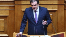 Προϋπολογισμός: Tι έρχεται σε αυξήσεις, ανάπτυξη, πλεόνασμα και οι κρυφοί κίνδυνοι