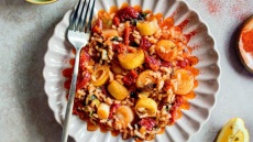 Πρασόρυζο με λιαστή ντομάτα και πάπρικα