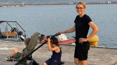 Η Γιούλικα Σκαφιδά φωτογραφίζεται με τον γιο της στην Καλαμάτα
