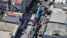 «Ήμουν μέσα, θα μπορούσα να είχα σκοτωθεί», λέει η γυναίκα που ο γερανός έπεσε στο σπίτι της - Το ατύχημα από ψηλά, βίντεο από drone