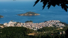 Φυλάκιση 15 μηνών στη Βρετανίδα που μέθυσε με την 15χρονη κόρη της και προκάλεσε επεισόδιο στο Κέντρο Υγείας Σκιάθου