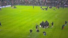 Απίθανο σκηνικό στην Ελβετία: Μπούκαραν για να... σκουπίσουν το γήπεδο!