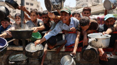 Η πείνα θερίζει τη Γάζα, 133 νεκροί λόγω υποσιτισμού - Φορτηγά και αεροπλάνα με τρόφιμα φτάνουν στον θύλακα