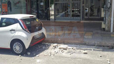 Έπεσαν σοβάδες από πολυκατοικία σε σταθμευμένα οχήματα στον Πειραιά - Δείτε φωτογραφίες
