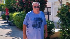 Ένας δημότης στο Ηράκλειο καθαρίζει καθημερινά τη γειτονιά του - Τι απαντά όταν τον ρωτούν «γιατί»