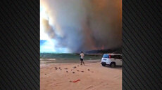 Μεγάλη φωτιά στη Σαρδηνία περικύκλωσε τουρίστες σε παραλία, δείτε βίντεο
