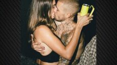 Ο Τζάστιν και η Χέιλι Μπίμπερ δίνουν ακόμα μια ευκαιρία στον γάμο τους - Το φιλί στην παρουσίαση του δίσκου του 