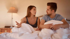 Κοιμηθείτε τσακωμένοι και θα νιώσετε καλύτερα το πρωί, λένε οι ψυχολόγοι
