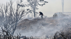 Υπό έλεγχο η φωτιά στους πρόποδες του Υμηττού - Άμεση επέμβαση της Πυροσβεστικής με ισχυρές δυνάμεις